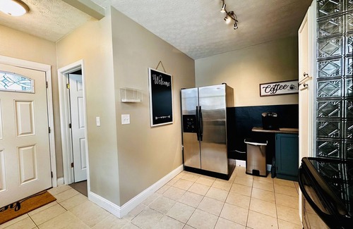 Meridian-Kessler House | Cozy and Central I SoBro I Steps to Dining & Monon, Sleeps 6, Private Parking.