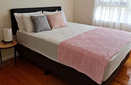 Keysborough House | Cozy and cheerful 4 bedroom house close to shopping and park