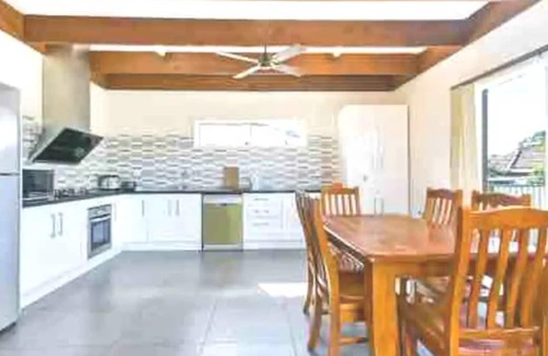 Keysborough House | Cozy and cheerful 4 bedroom house close to shopping and park