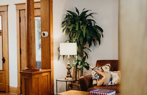 Dahlman House | Cozy and Cheerful 4 bedroom near Zoo, DT, & CWS.