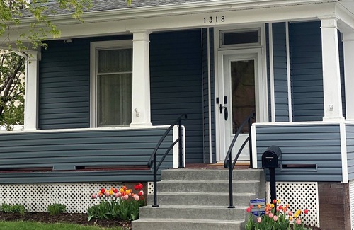Dahlman House | Cozy and Cheerful 4 bedroom near Zoo, DT, & CWS.