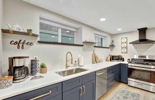 Cheesman Park Apartment | Cozy and Chic 1-Bedroom Apartment in Historic Central Denver - Pet Friendly