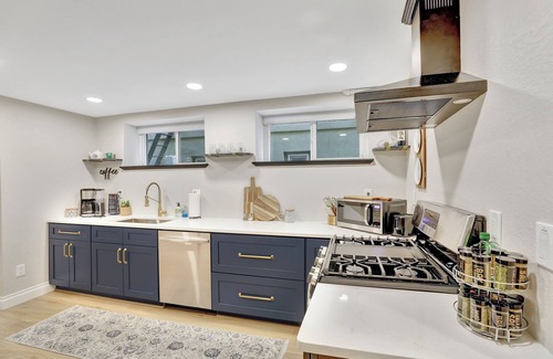 Cheesman Park Apartment | Cozy and Chic 1-Bedroom Apartment in Historic Central Denver - Pet Friendly