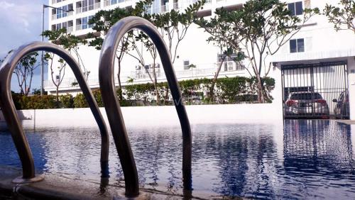 Kayu Putih Apartment | Cozy and Enjoy Living 2BR Tifolia Apartment By Travelio