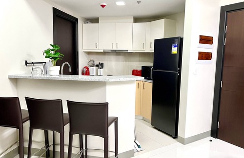 Pinagsama Condo | Cozy and Modern 2 Bedrooms + Maid’s Room| Bathtub | 600 Mbps