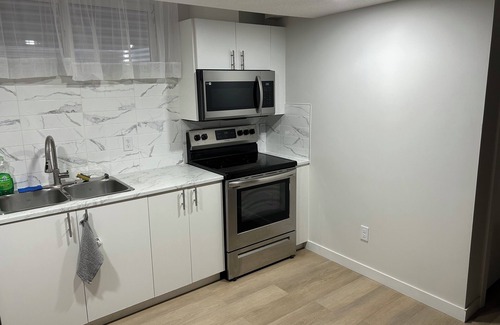 Northwest Calgary House | Cozy and Modern Basement Suite in NW Calgary – Close to Parks,Shops,and Downtown