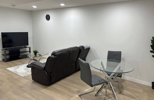 Northwest Calgary House | Cozy and Modern Basement Suite in NW Calgary – Close to Parks,Shops,and Downtown