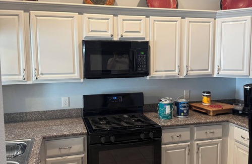 Broadmoor House | Cozy and Quiet Home Uptown Broadmoor Area