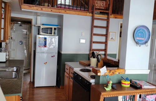 Pickerel Cottage | Cozy and welcoming 1 bedroom cottage on Pickerel Lake. Sleeps 4.