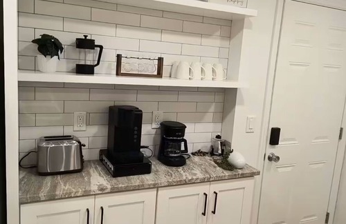 Ridge Wood Heights Apartment | Cozy Apartment 10 Min From Beach or Downtown/Covered Patio & Grill/Sleeps 4