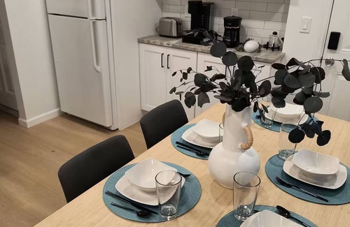 Ridge Wood Heights Apartment | Cozy Apartment 10 Min From Beach or Downtown/Covered Patio & Grill/Sleeps 4