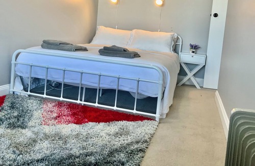 Richmond Apartment | Cozy Apartment 15 min From the Airport and Right Next to Richmond Town