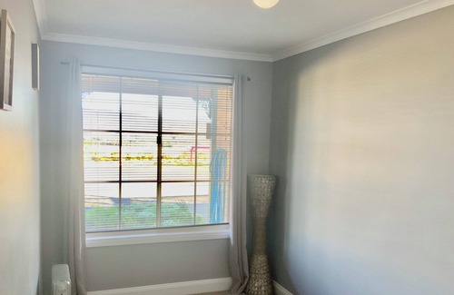 Richmond Apartment | Cozy Apartment 15 min From the Airport and Right Next to Richmond Town