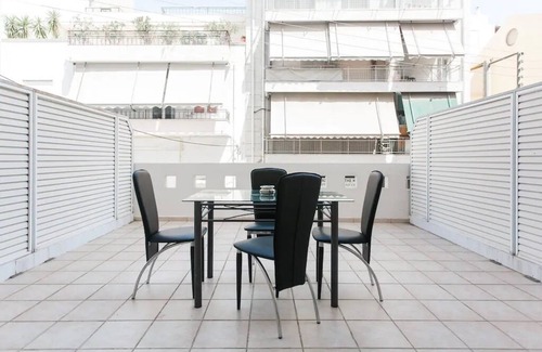 Kinosargous House | COZY APARTMENT 8 MIN WALKING DISTANCE FROM ACROPOLIS
