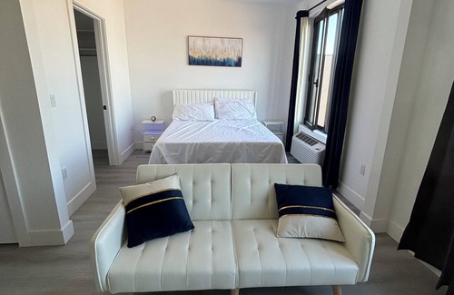 Elizabeth Apartment | Cozy apartment in lovely Elizabeth with WiFi, fitness room, AC