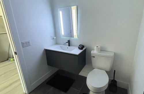 Elizabeth Apartment | Cozy apartment in lovely Elizabeth with WiFi, fitness room, AC