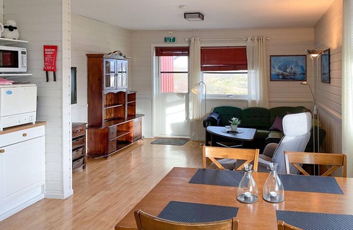 Offersøy Apartment | Cozy apartment in Offersøy with sauna