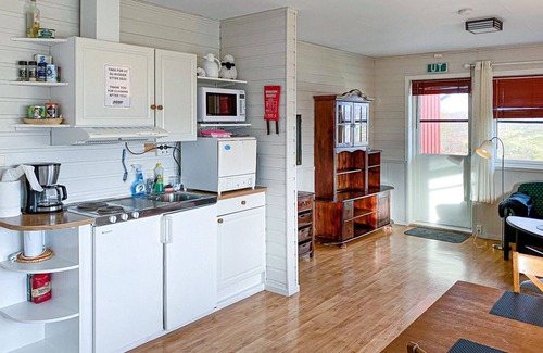 Offersøy Apartment | Cozy apartment in Offersøy with sauna