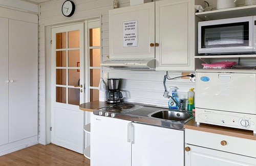 Offersøy Apartment | Cozy apartment in Offersøy with sauna