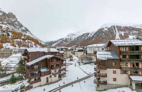 Val-d'Isere Apartment | Cozy Apartment in Val-d'Isère: WiFi, Covered Parking, Near Pistes, Pet-Friendly