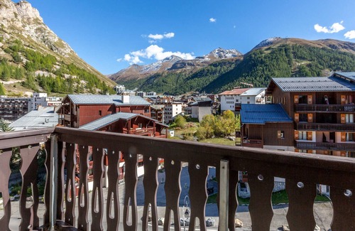 Val-d'Isere Apartment | Cozy Apartment in Val-d'Isère: WiFi, Covered Parking, Near Pistes, Pet-Friendly