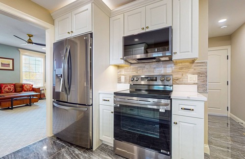Holyoke Apartment | Cozy apartment near I91 & Holyoke Medical Center + wifi