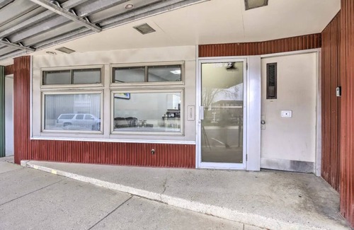 Albert Lea Apartment | Cozy apartment next to Fountain lake, hospital and downtown restaurants.