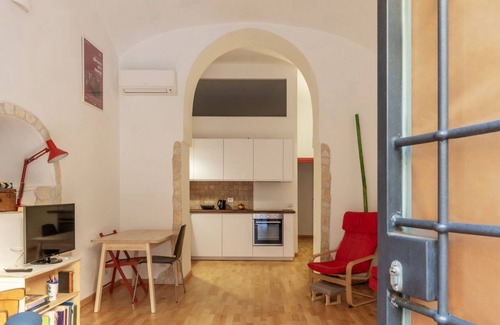 San Lorenzo Apartment | Cozy apartment of 60sqm, can accommodate up to 2 people, located on the ground floor of a building with private entrance directly on the street.The property is located in the San Lorenzo area, a district renowned for its bars and nightlife.If you are tra