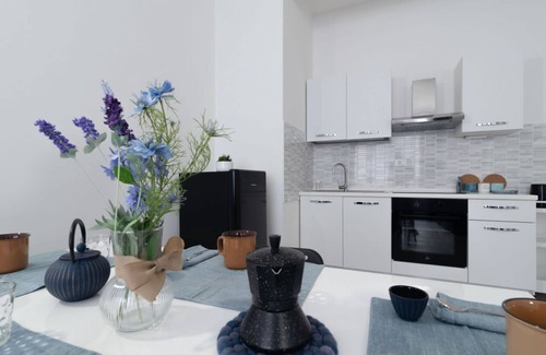 Old Town Apartment | Cozy apartment of 85 sqm located on the second floor of a building with elevator, perfect for 6 people.The accommodation is located in the city center of Mantua (ZTL limited traffic zone, UNESCO), in less than 5 minutes walk you can reach all the main at