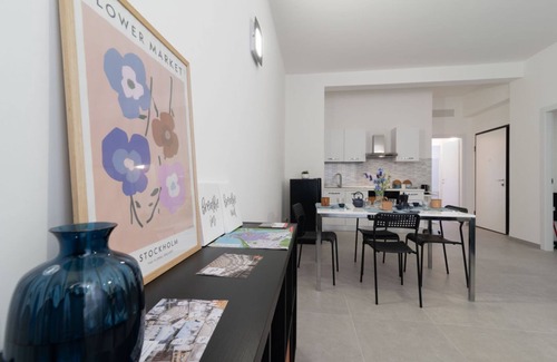 Old Town Apartment | Cozy apartment of 85 sqm located on the second floor of a building with elevator, perfect for 6 people.The accommodation is located in the city center of Mantua (ZTL limited traffic zone, UNESCO), in less than 5 minutes walk you can reach all the main at