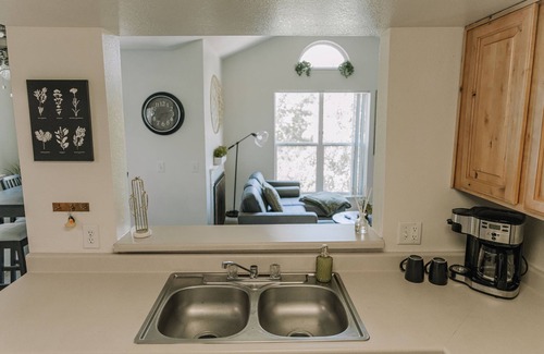 Midvale Apartment | Cozy apartment with hot tub/pool only minutes from canyons!