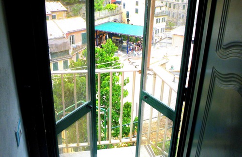 Vernazza House | Cozy apartment with sea view terrace in the heart of 5 terre