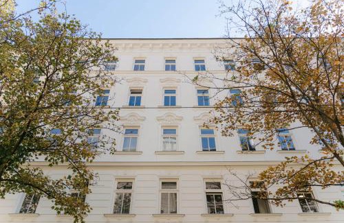 Landstrasse Apartment | Cozy APT perfect for 4-6 TV Metro Self-Checkin