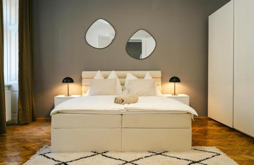 Landstrasse Apartment | Cozy APT perfect for 4-6 TV Metro Self-Checkin