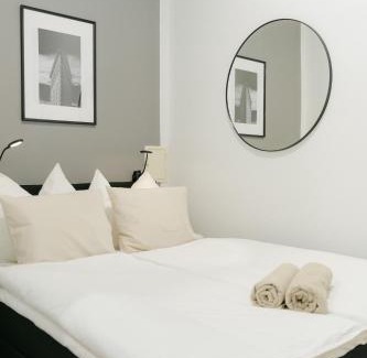 Landstrasse Apartment | Cozy APT perfect for 4-6 TV Metro Self-Checkin