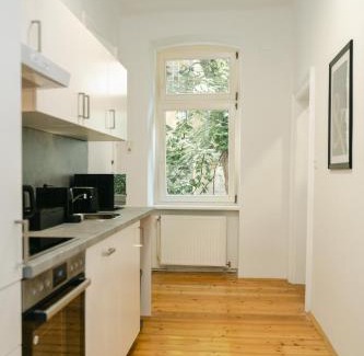 Landstrasse Apartment | Cozy APT perfect for 4-6 TV Metro Self-Checkin