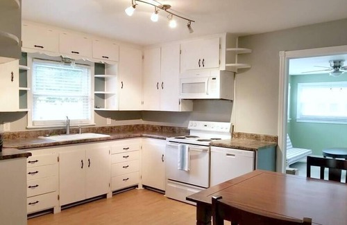 Winston - Salem House | Cozy Ardmore Cottage Main Level