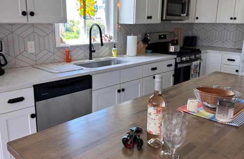 Adamsville Cottage | Cozy Artist's Cottage by the Sea