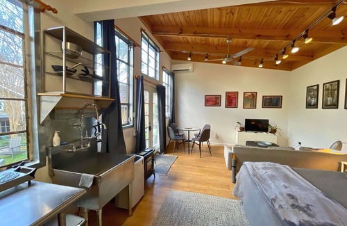 St. Elmo Improvement League Apartment | Cozy Artist Studio in Historic St. Elmo for 2