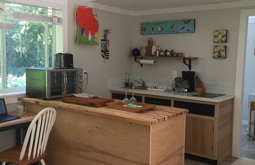 Powell River Cottage | Cozy ,artistic cottage in a garden setting close to the beach and hiking trails.