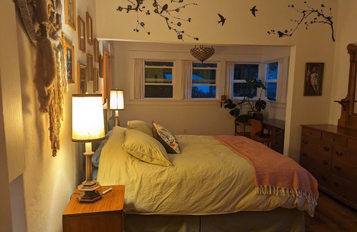 Woodland Cottage | Cozy artsy home near downtown for family's and pets