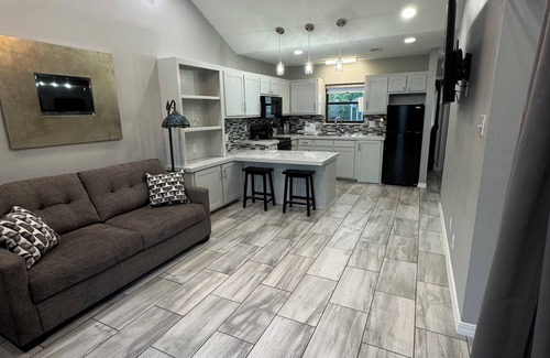 West Monroe Apartment | Cozy atmosphere 5 minutes to Sports complex, Expo center and downtown.