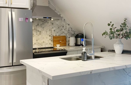 Grimsby Apartment | Cozy Attic Apartment in Grimsby