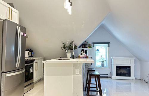 Grimsby Apartment | Cozy Attic Apartment in Grimsby