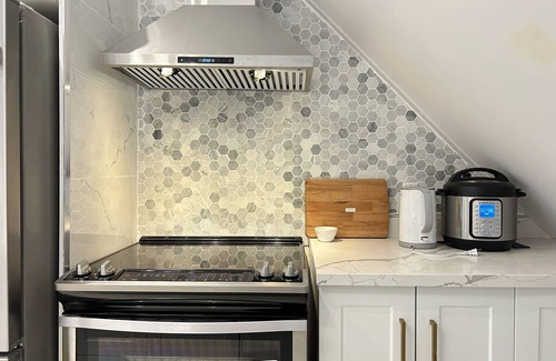Grimsby Apartment | Cozy Attic Apartment in Grimsby