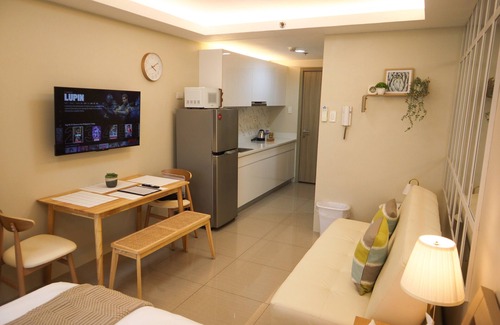 Barangay 76 Condo | Cozy Balcony Suite by Shore Staycations