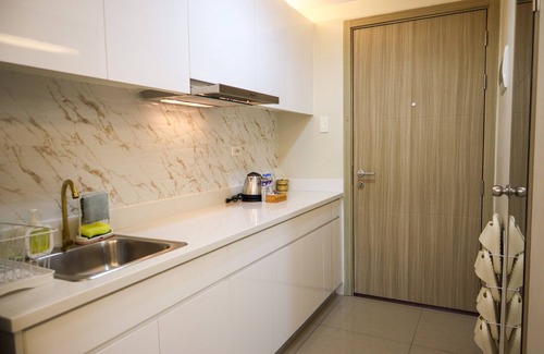 Barangay 76 Condo | Cozy Balcony Suite by Shore Staycations