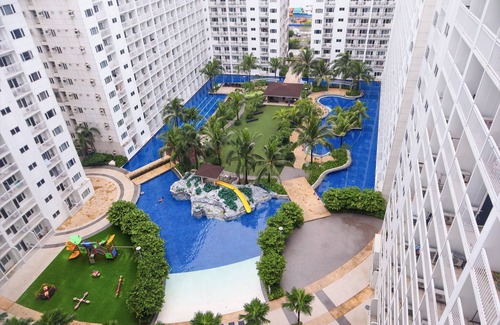 Barangay 76 Condo | Cozy Balcony Suite by Shore Staycations