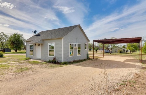 Ballinger House | Cozy Ballinger Vacation Rental with Deck and Grill!