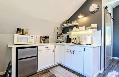 Salem Apartment | Cozy Barn Cottage Retreat nestled in the vineyards of Eola-Amity Hills